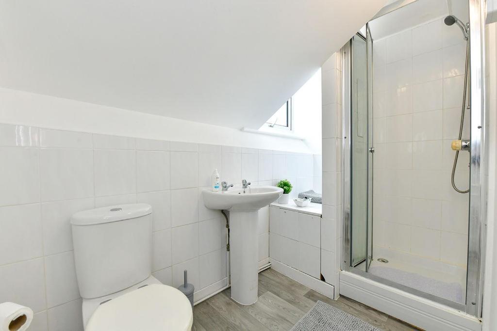 Spacious 2 Bedroom Apartment In The Heart Mumbles Exterior foto
