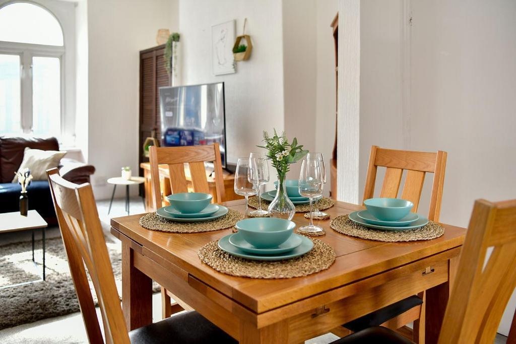 Spacious 2 Bedroom Apartment In The Heart Mumbles Exterior foto