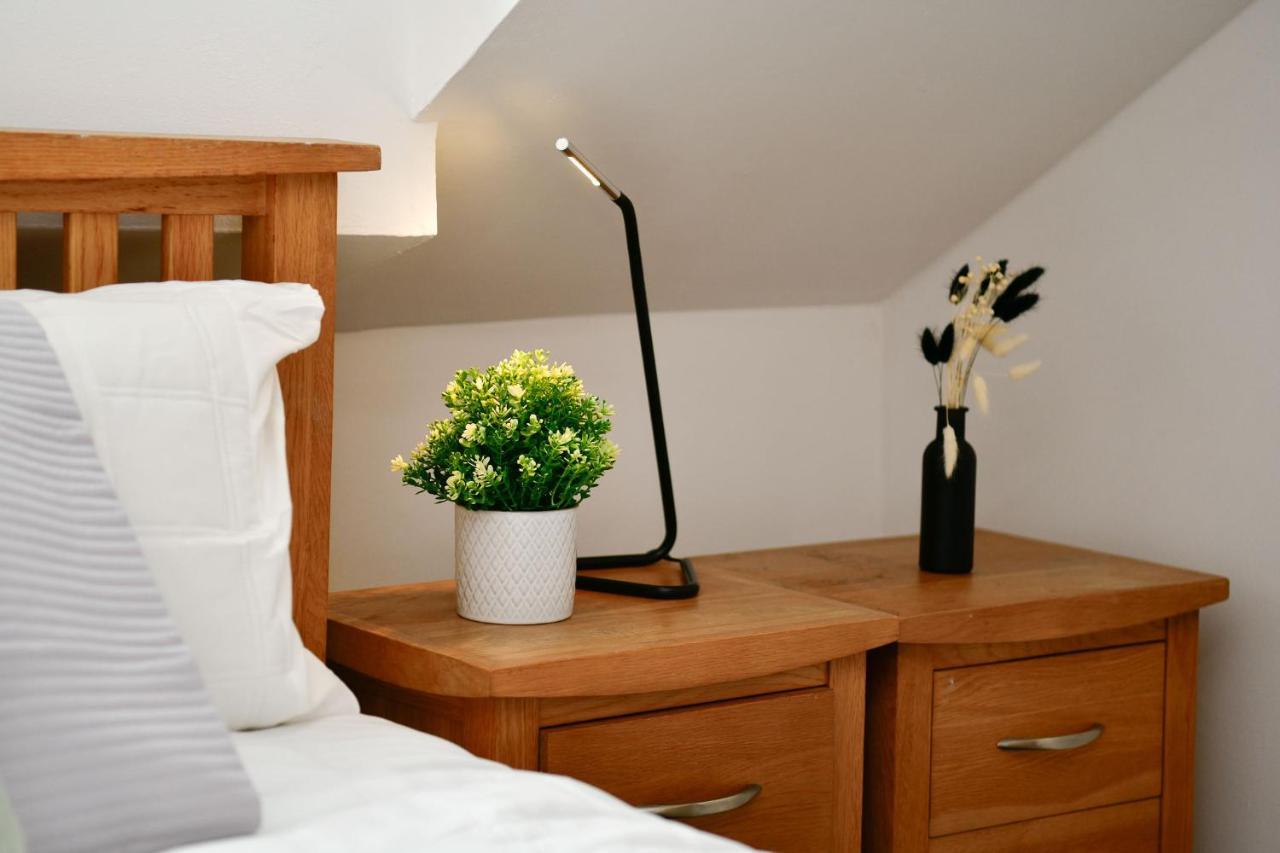 Spacious 2 Bedroom Apartment In The Heart Mumbles Exterior foto