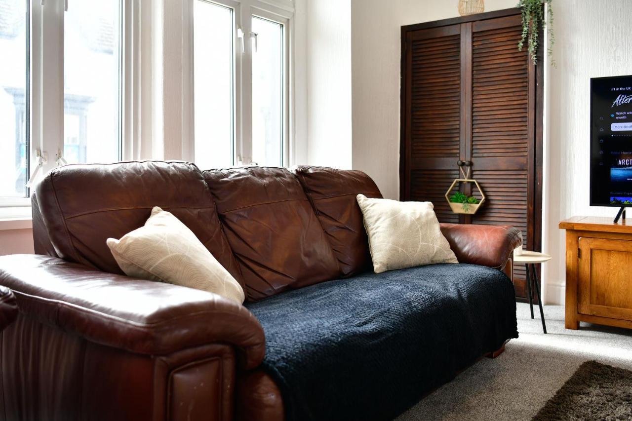 Spacious 2 Bedroom Apartment In The Heart Mumbles Exterior foto